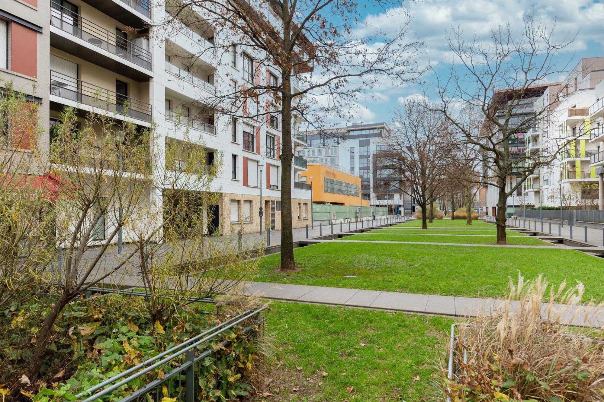 Metro - Ascenseur - Parking - Wifi - 4 Pers - Easy Check In * Asnières