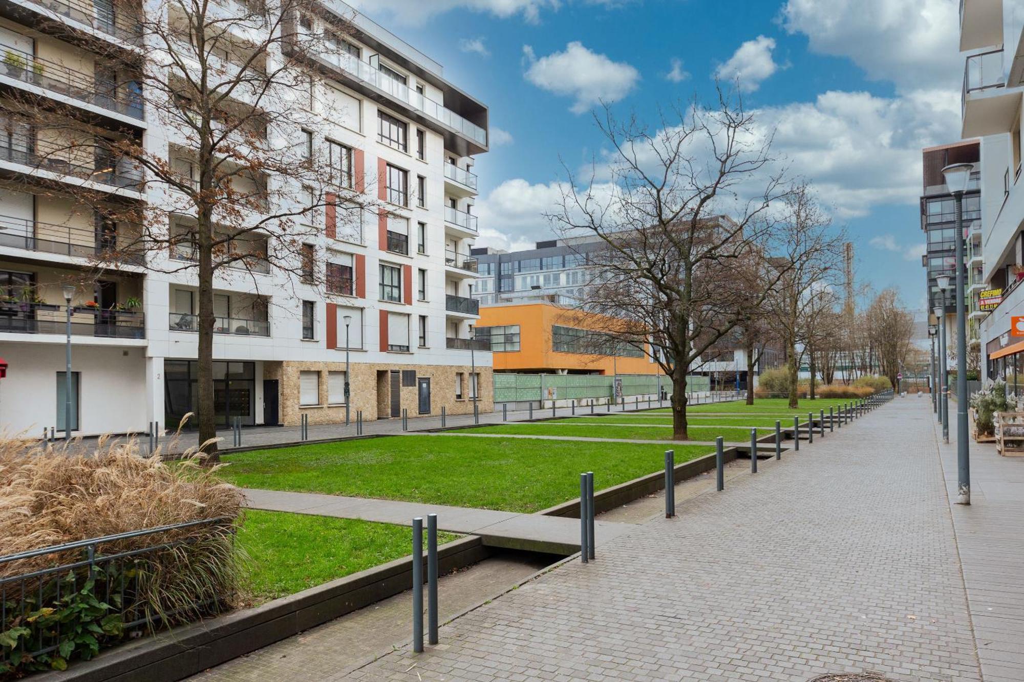 Metro - Ascenseur - Parking - Wifi - 4 Pers - Easy Check In Apartment Asnières