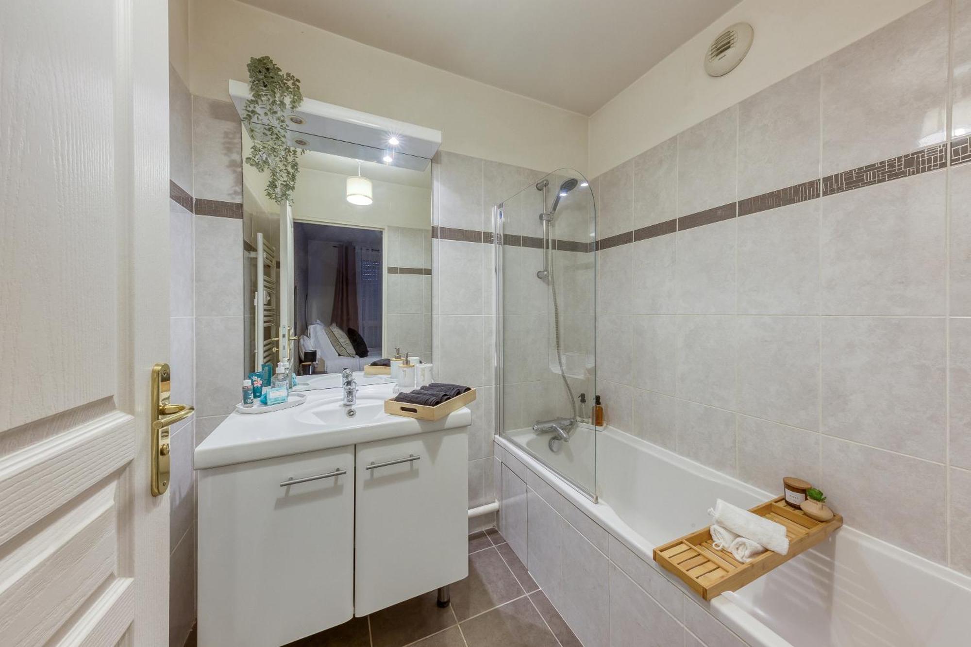 Metro - Ascenseur - Parking - Wifi - 4 Pers - Easy Check In Apartment Asnières